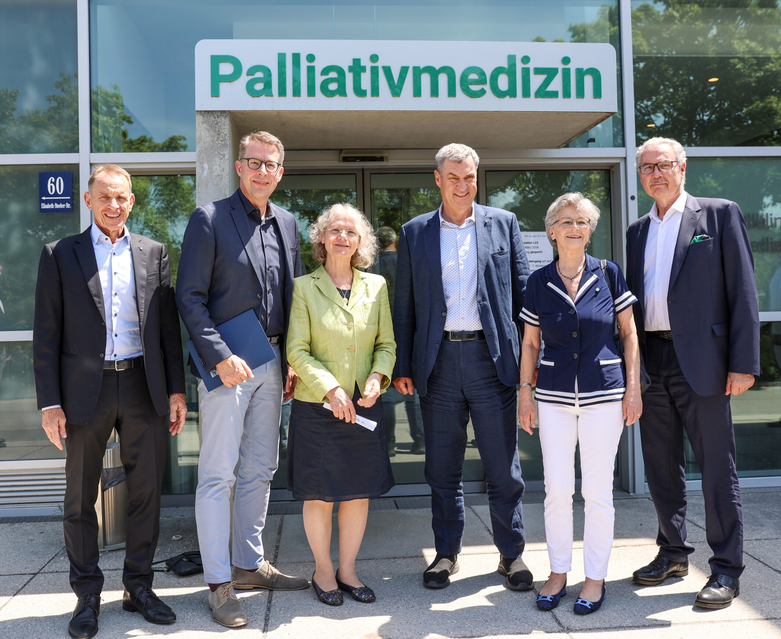 urz vor dem Festakt besuchten die Gäste das Kinderpalliativzentrum (v.l.n.r.): Thomas Barth, Vorsitzender des Fördervereins Kinderpalliativzentrum München e.V., Susanne Breit-Keßler, Kuratoriumsvorsitzende des Kinderpalliativzentrums München e.V., Wissenschaftsminister Markus Blume, Prof. Dr. Monika Führer, Leiterin des Kinderpalliativzentrums am LMU Klinikum, Ministerpräsident Dr. Markus Söder, Prof. Dr. Markus M. Lerch, Ärztlicher Direktor und Vorstandsvorsitzender des LMU Klinikums